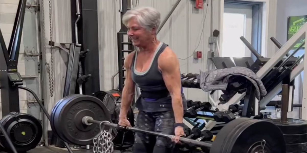 73-year-old-powerlifter-mary-duffy-deadlifts-nearly-triple-bodyweight-—-140.6-kilograms-(310-pounds)-with-chains