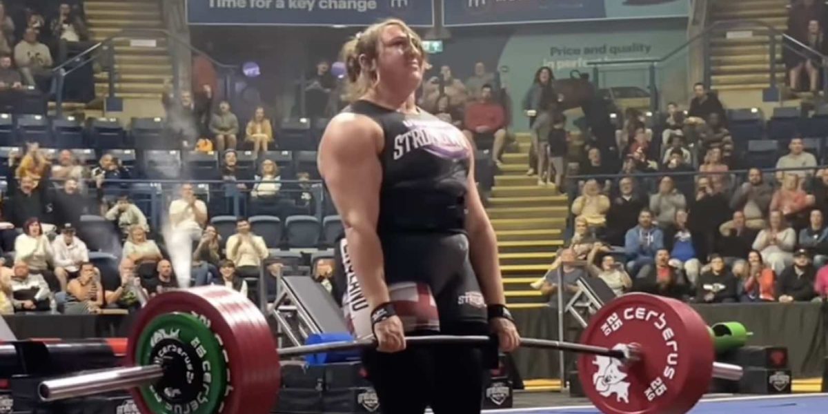 lucy-underdown-sets-kratos-bar-deadlift-world-record-of-305-kilograms-(672.4-pounds)