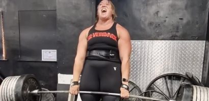 lucy-underdown-deadlifts-current-strongwoman-world-record-(300-kilograms/661.4-pounds)-for-3-reps