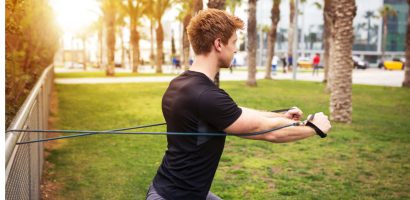 free-weights-vs.-resistance-bands:-challenge-your-muscles-the-right-way