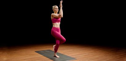 how-to-do-eagle-pose-in-yoga-(garudasana)